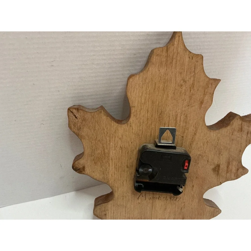 Vintage 1989 Maple Leaf Wall Clock Wood Gloss Cabin Decor 11in Rustic Works